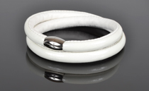 Armbånd i hvid lak læder og hvid kalveskind. 2 omgange med magnetlås i stål. Tykkelse 7,5 mm.